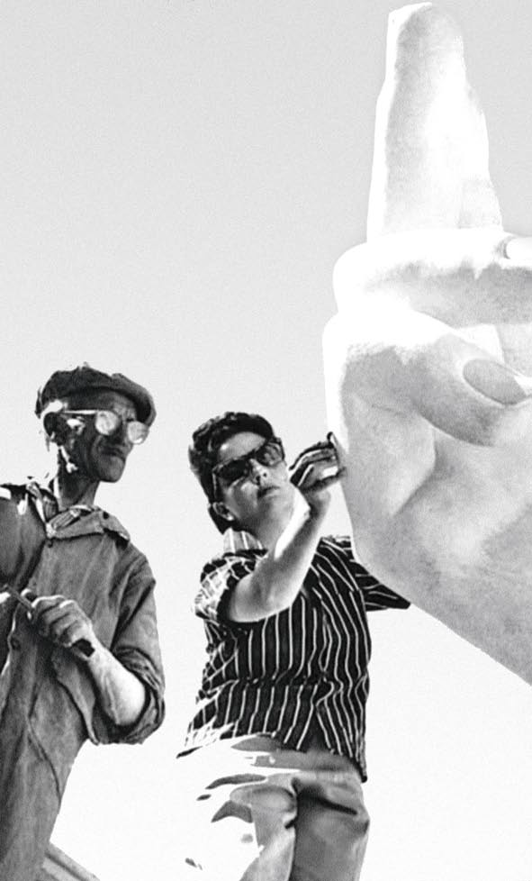 Ջիլմա Մադերան և Օտտավիո դել Ամիգան Քրիստոսի գլխաքանդակի մոտ