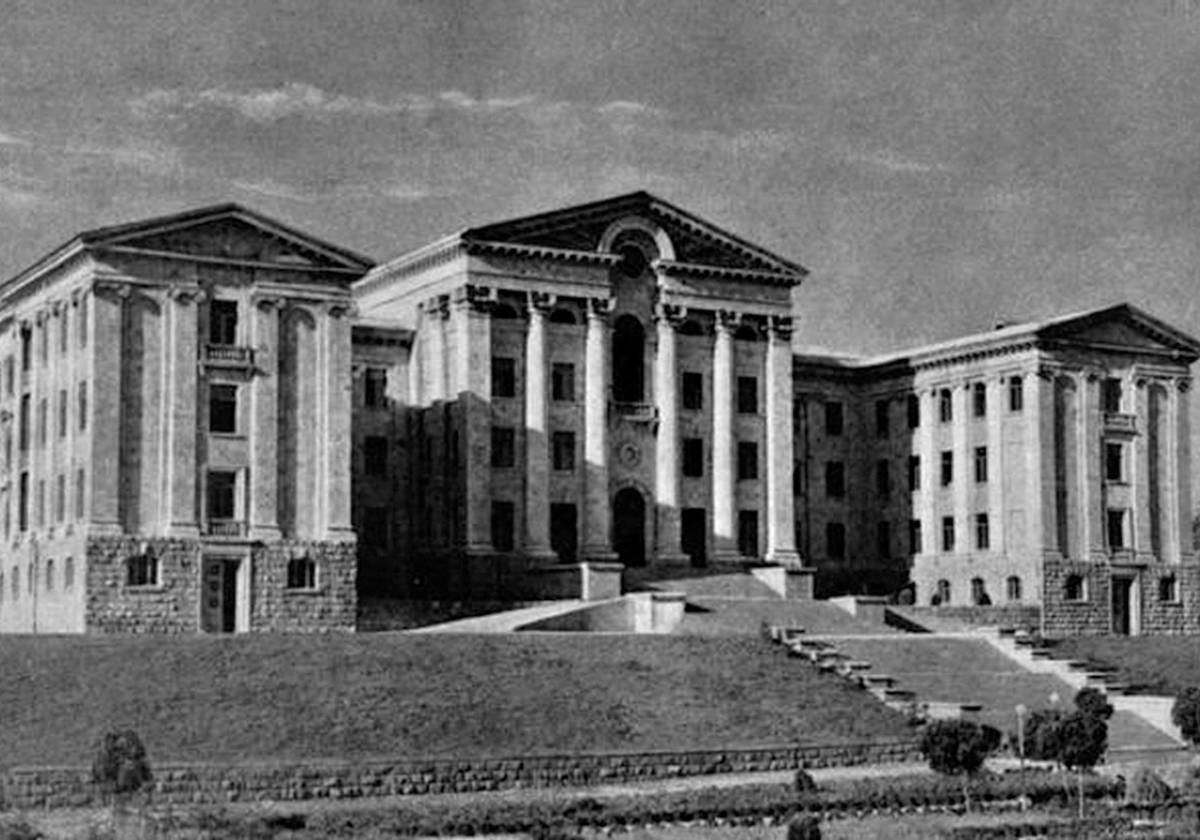 Բլուրի վրայի խաղողի այգին