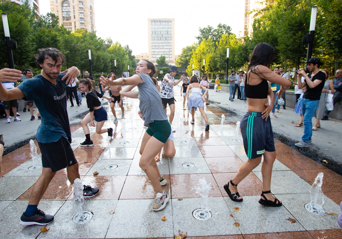 Պարաքայլը փոքր քաղաքում