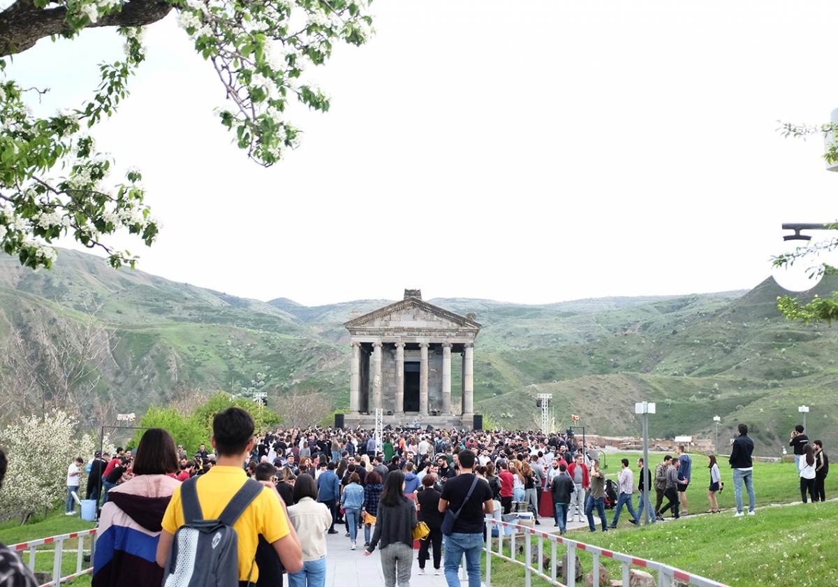 Գառնին՝ երեք անկյունից