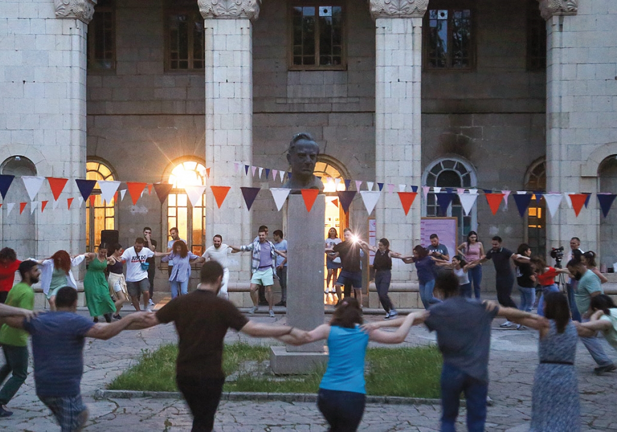 «Պետք է վերածնվենք արվեստի միջոցով».  Ստեփանակերտի լուսաբացի փառատոնը