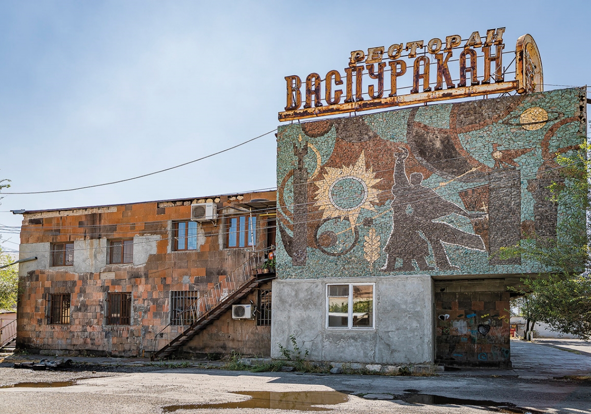 Քաղաքական դեկորացիաներ. Խճանկարի արվեստը Երևանի քաղաքային միջավայրում