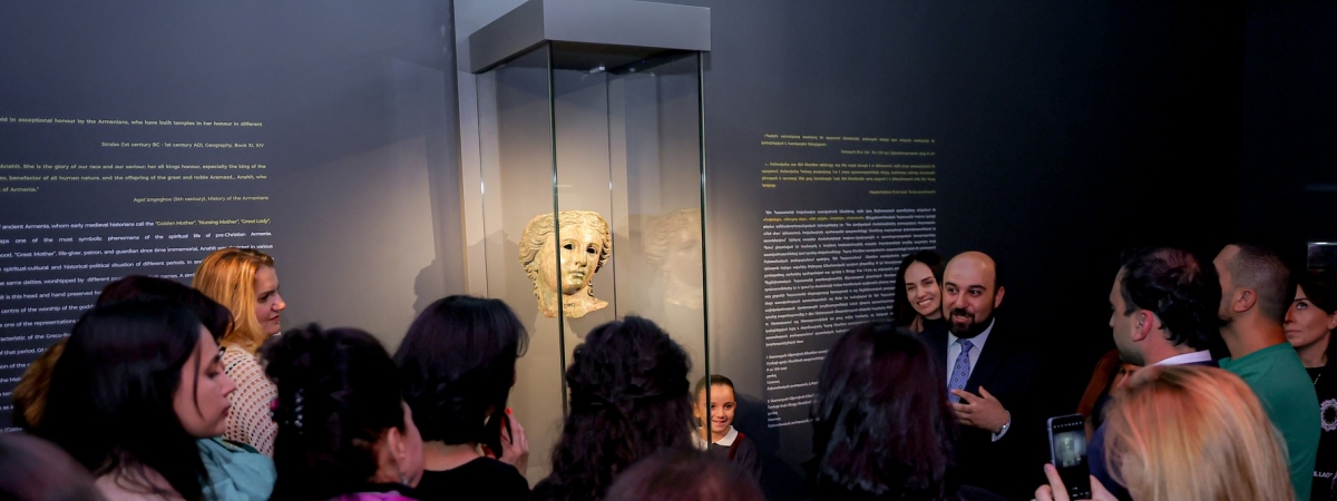 Անահիտը լույսի տակ