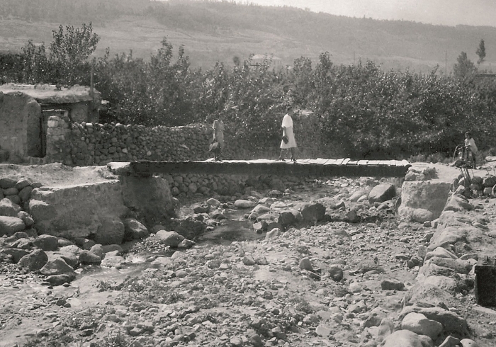 While my Գետառ gently weeps