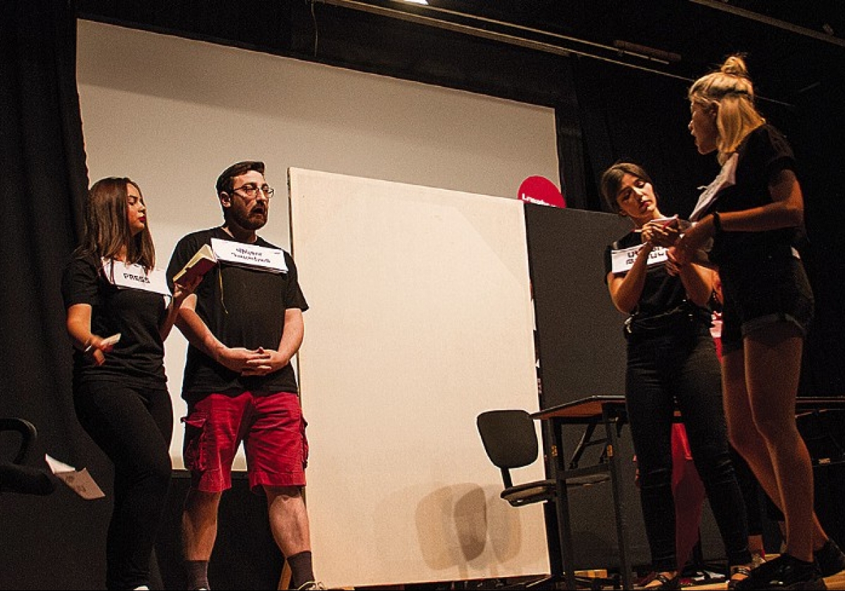 Մի խուճապի բեմադրություն