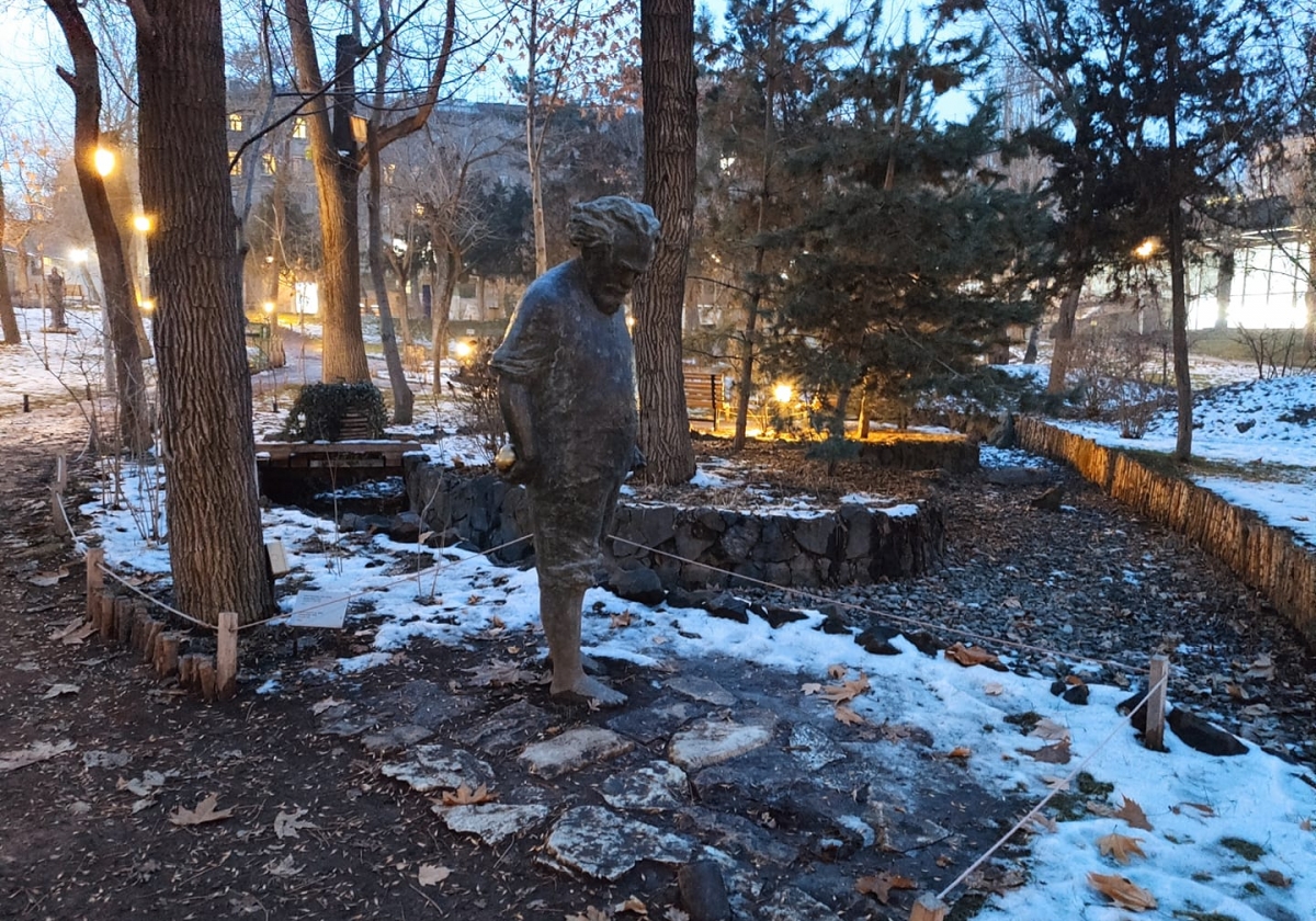 Գողացել են Գևորգ Էմինի արձանի կատվին