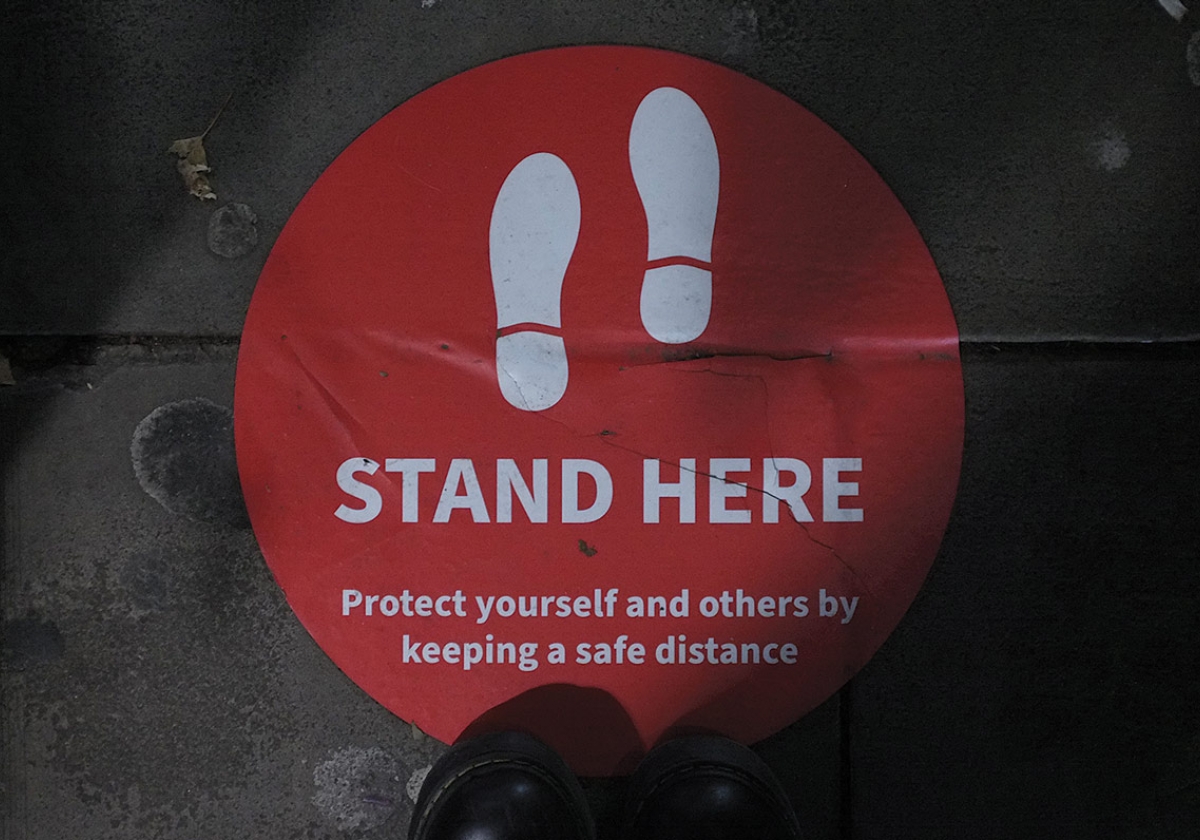 Կանաչի մեջ փակ խորանարդ, շուրջը վազող մարդ-թզուկներ. Լոնդոն, լոքդաուն